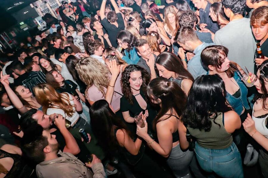 Madrid: Top Pub Crawl with Drinks and Free Nightclub Entry - Starting at Puerta del Sol