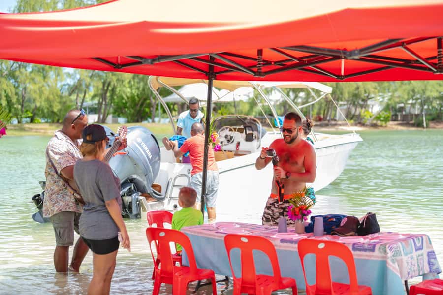 Mauritius: Speedboat Ile aux Cerfs, GRSE Waterfall, BBQ, Bar - The speedboat ride across the lagoon