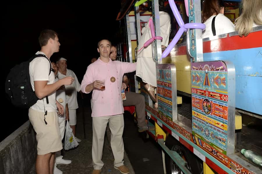 MEDELLIN: CITY TOUR CITY NIGHT TOUR + OPEN BAR - Poblado Park and Lleras Park after dark
