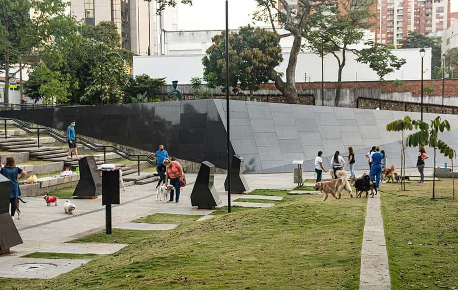 Medellín: Pablo Escobar Tour with beer included - Parque de Inflexión and the Monaco Site