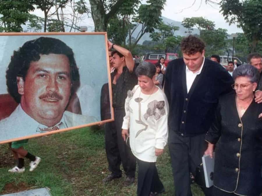 Medellín: Pablo Escobar Tour with beer included - Jardines de Montesacro Cemetery