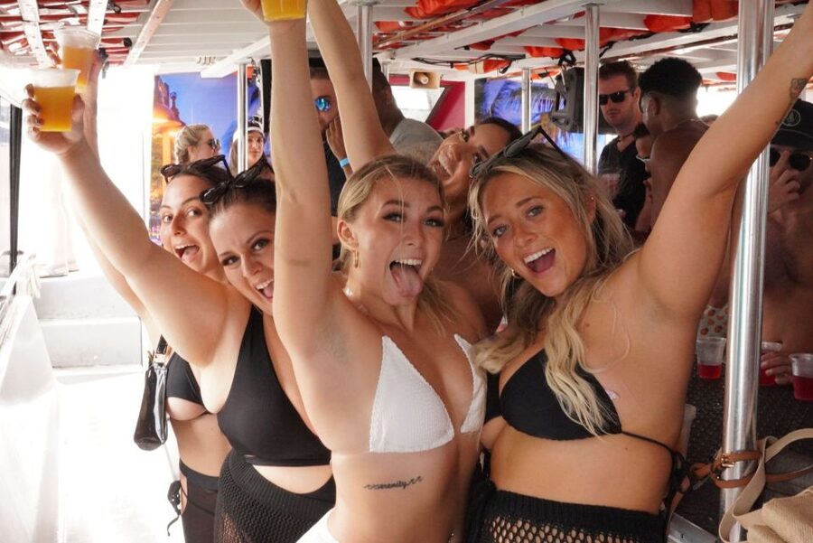 Miami: Boat Party with Live DJ, Unlimited Drinks, and Food - The first part of the cruise: open bar and getting settled