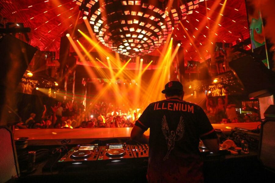 Miami: Party Bus, Club Entry, and Open Bar Night Experience - 10:30 PM rooftop lounge: the useful part of the night