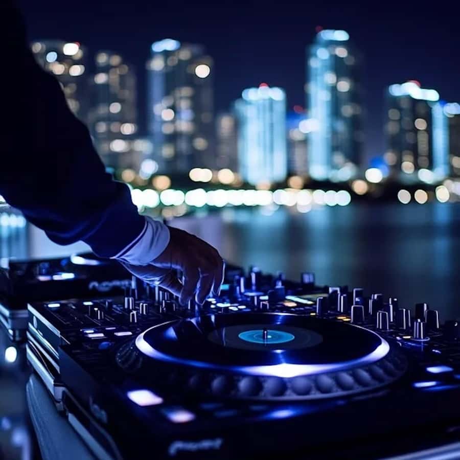 Miami: Party Yacht Cruise with Open Bar and DJ - What the $100 Miami cruise actually offers