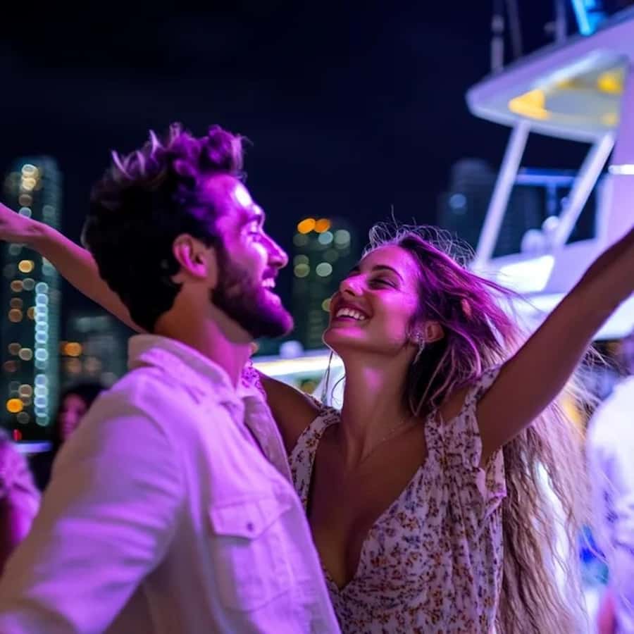 Miami: Party Yacht Cruise with Open Bar and DJ - Finding the boat at Bayside Marina