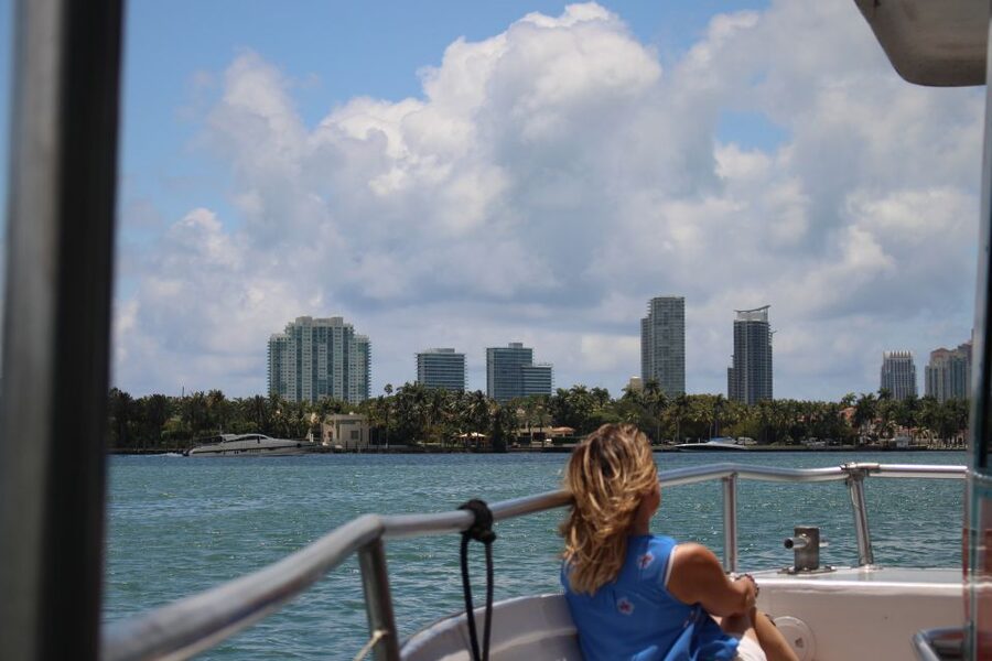 Miami: Sunset Cruise with Celebrity Homes & Open Bar - Seeing Miami’s celebrity homes from the water