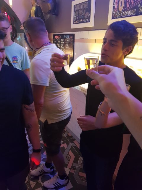 Milan: Bar-Hopping Tour with Welcome Drink - Starting at Via Brera 3
