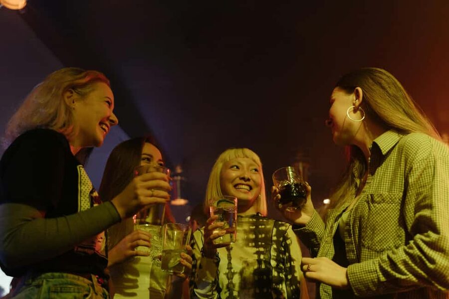 Milan Social Walk: Bars, Squares & Local Vibes - Moving through Navigli after dark