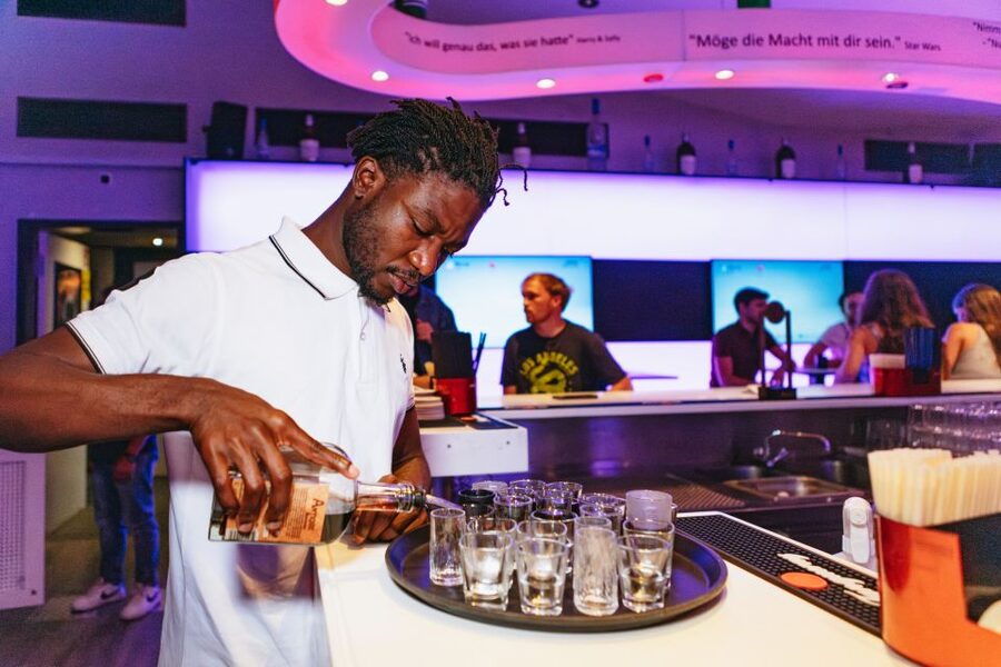 Munich: Bar and Club Crawl - The first drinks and the social mix