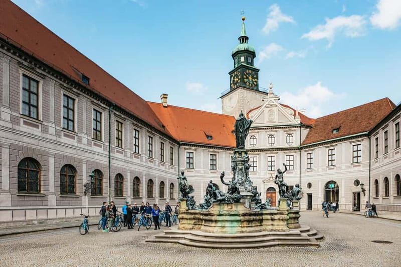 Munich: Guided City Tour by Bike with Beer Garden Stop - Odeonsplatz and the Hofgarten pause