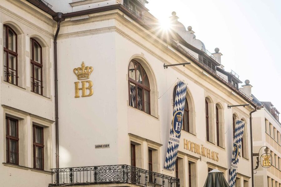 Munich: Hofbräuhaus Guided Tour with 1 Beer - Entering the Hofbräuhaus beer hall