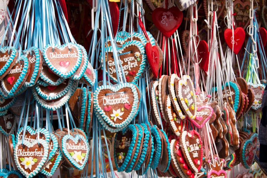 Munich: Oktoberfest Tour with Tent Reservation, Food & Beer - Four hours of singing, customs, and social energy
