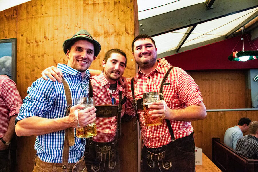 Munich: Oktoberfest Tour with Tent Reservation, Food & Beer - Meeting at Karlsplatz and reaching the festival