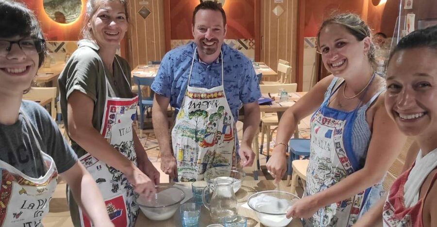 Naples: Small Group Pizza Making with Drink Included - Meeting the guide at Piazza Municipio