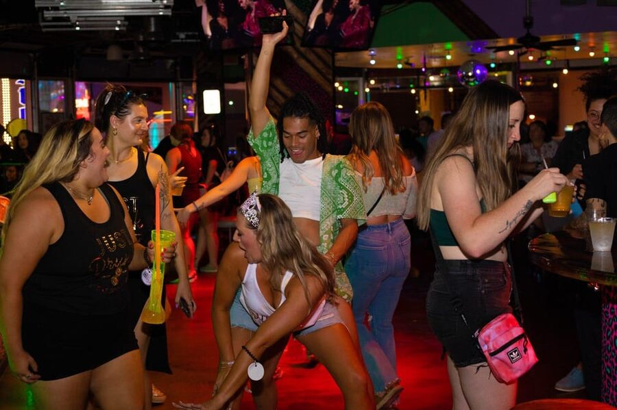 Nashville Bar Crawl: Guided Pub Crawl with Drinks Discounts - The biggest practical issue: finding the start