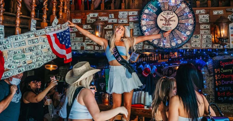 Nashville Bar Crawl: Guided Pub Crawl with Drinks Discounts - Meeting near Broadway between 9 and 9:20 p.m.