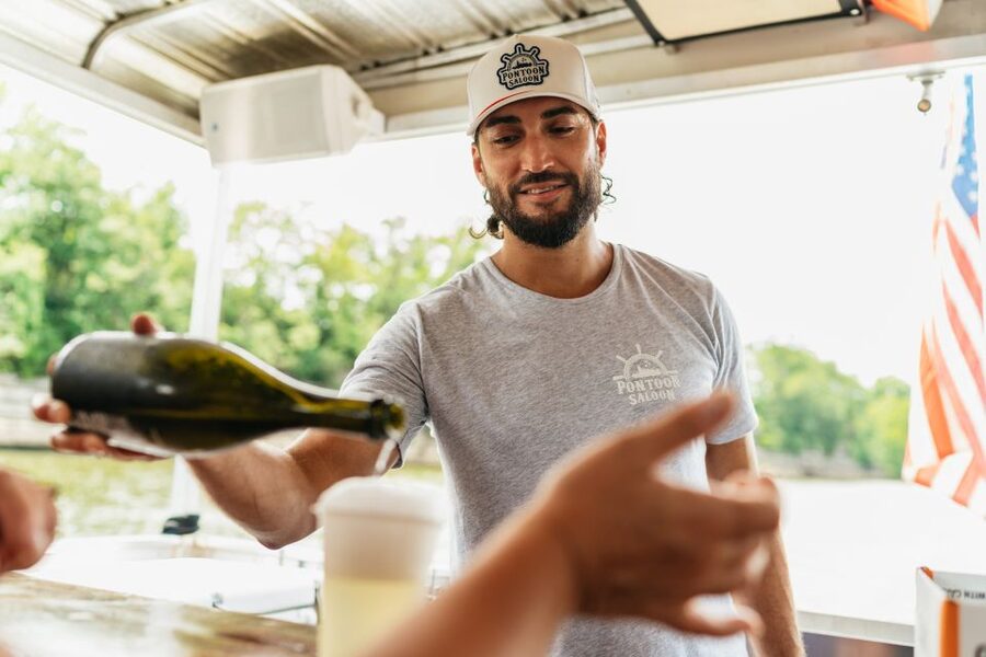 Nashville: Pontoon Party Cruise with a Captain - Who should book the Pontoon Saloon?