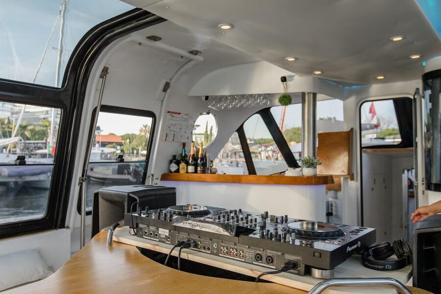 New Year’s Eve Luxury Boat – DJ, Buffet & Open Bar - Portuguese Buffet and Midnight Sweets