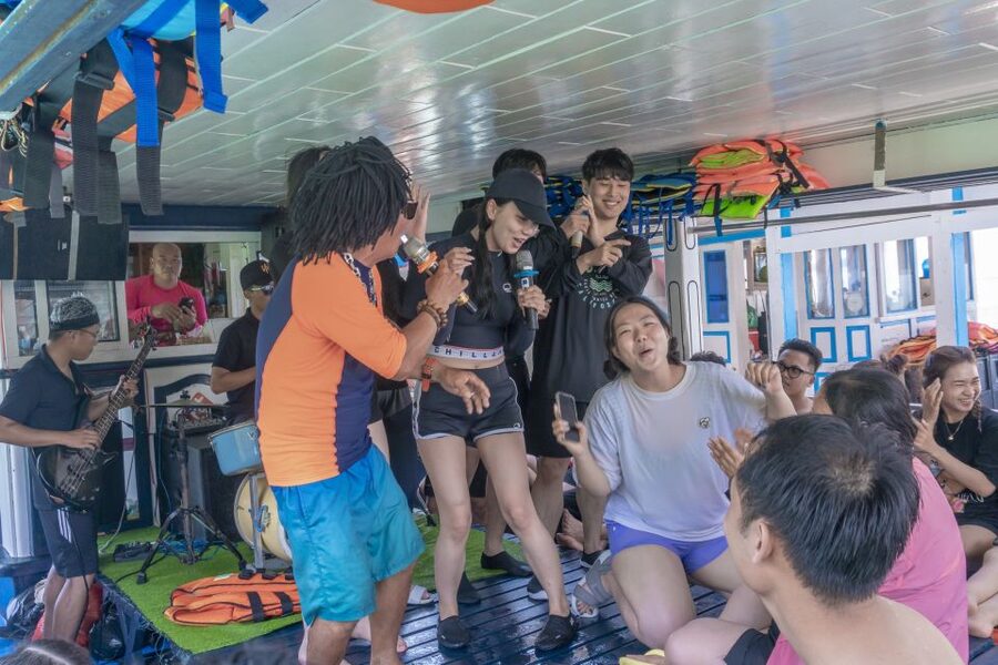 Nha Trang: Coral Reef Snorkeling and Floating Bar Party - Con Se Tre Tourist Village and the seafood lunch