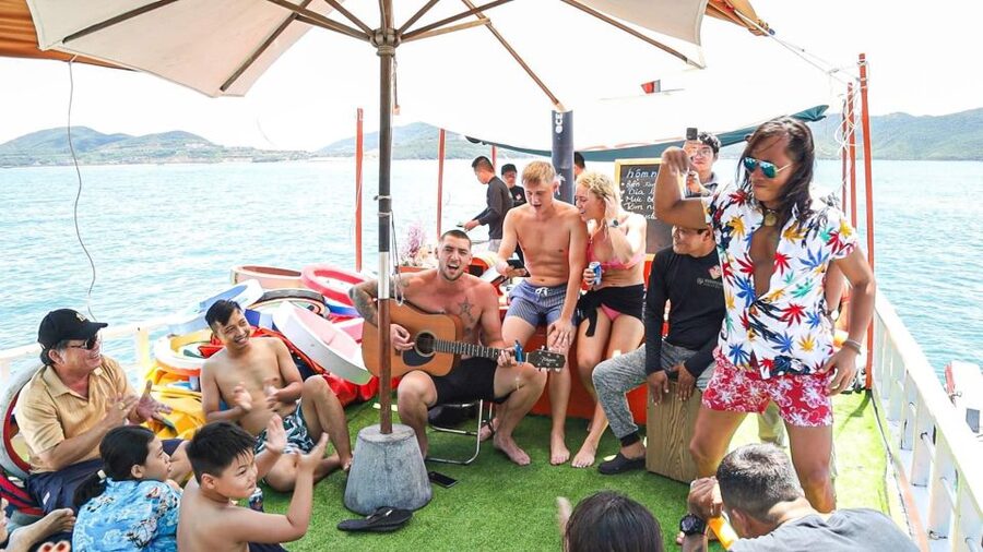 Nha Trang: Coral Reef Snorkeling and Floating Bar Party - The final afternoon: photos, paddling, and free time