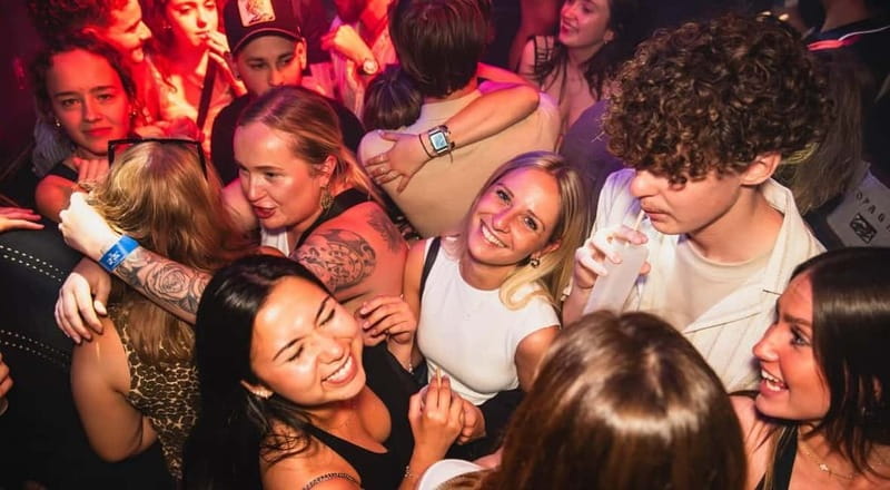 Nice: Bar/Pub Crawl with Free Shots and VIP Entry - Meeting the blue-shirted team in Nice