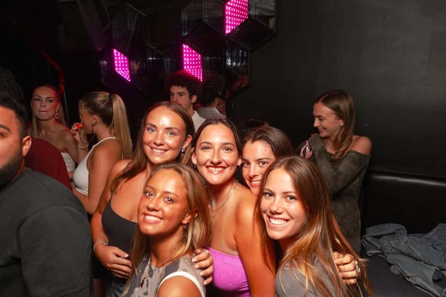 Nice: Orange Bar Crawl with 5 Free Shots & VIP Club Entry - Starting at AKATHOR between 10:10 and 10:30 p.m.
