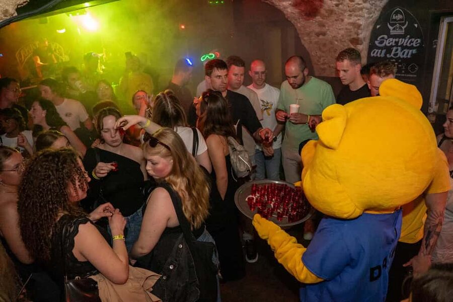 Nice : Yellow Pub Crawl - Social Bars, Games & Meet People - The fourth bar: keeping the group together