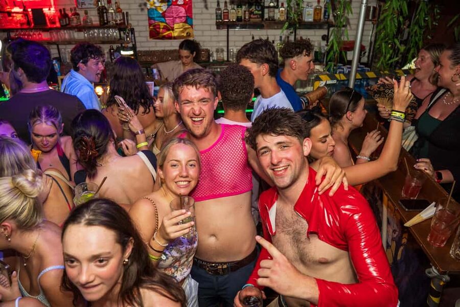 Nice : Yellow Pub Crawl - Social Bars, Games & Meet People - Who will enjoy Yellow most