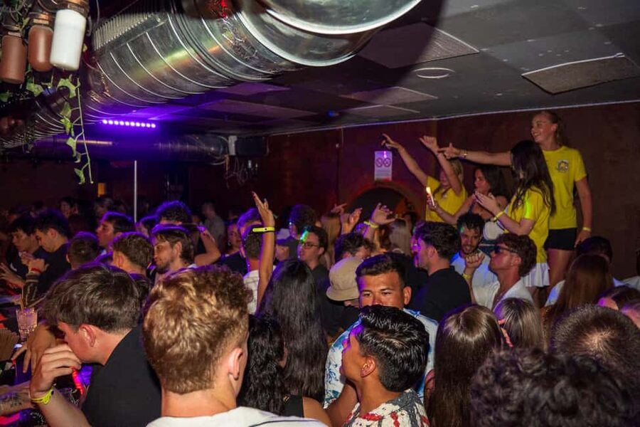 Nice : Yellow Pub Crawl - Social Bars, Games & Meet People - What the praise for Maxime tells you