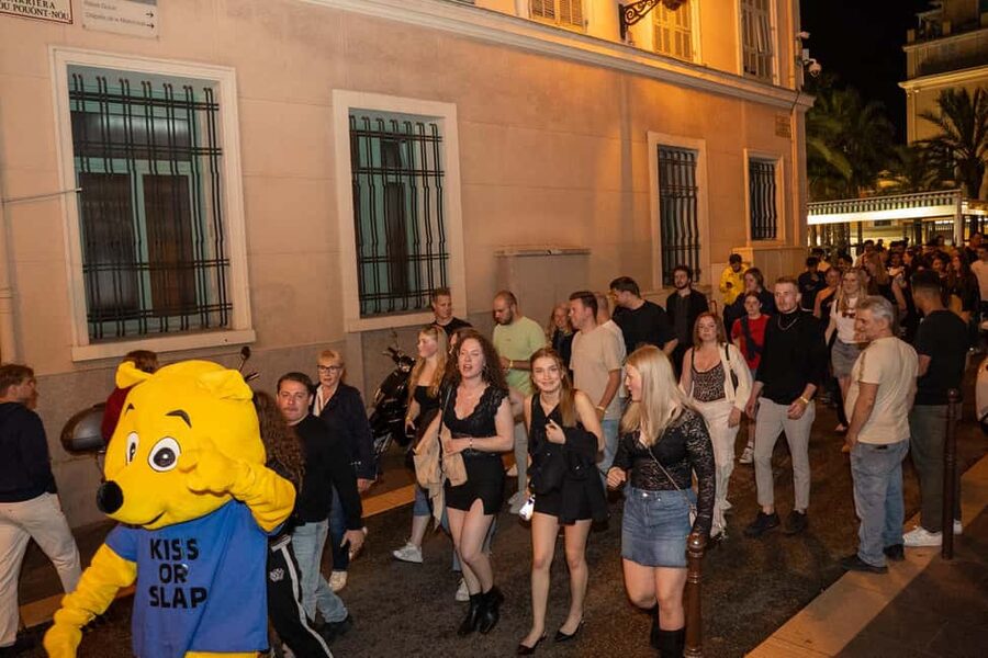 Nice : Yellow Pub Crawl - Social Bars, Games & Meet People - The second stop: a different social pace