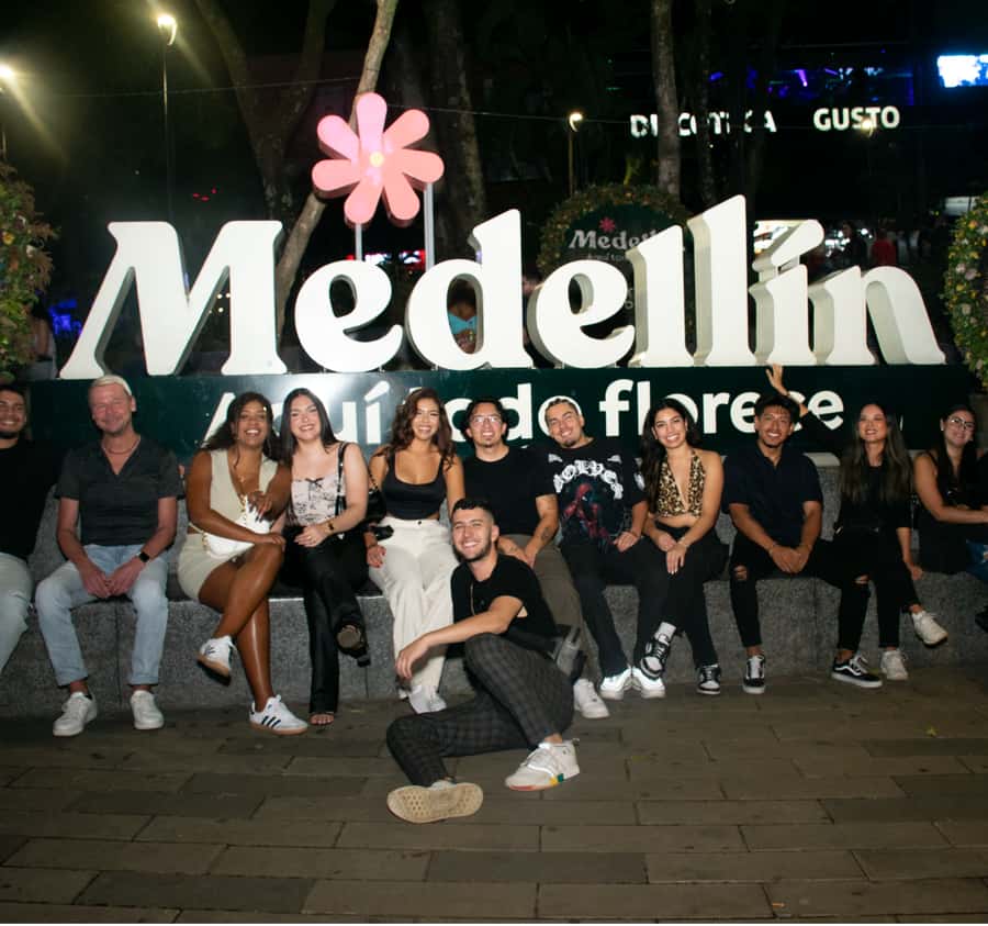 Nightlife Medellin, Rooftops, bars and Clubs - A social start at Purple Reign Restaurant Gastro Bar