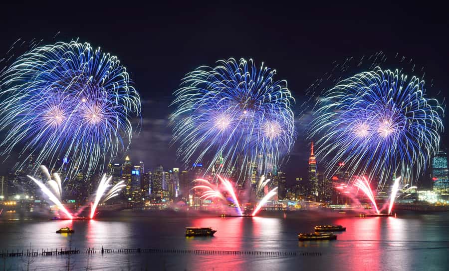 NYC: 4th of July Fireworks Party Cruise with Buffet & Drinks - The July 4 buffet: familiar, filling, and uneven