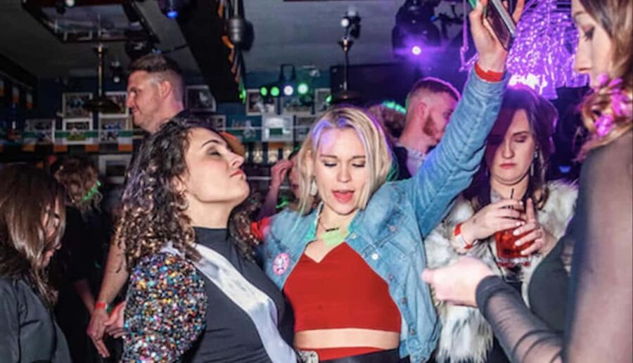 NYC Bar Tour: Gangsters, Heroes + Bright Lights of Broadway - What the live hosts add to the evening