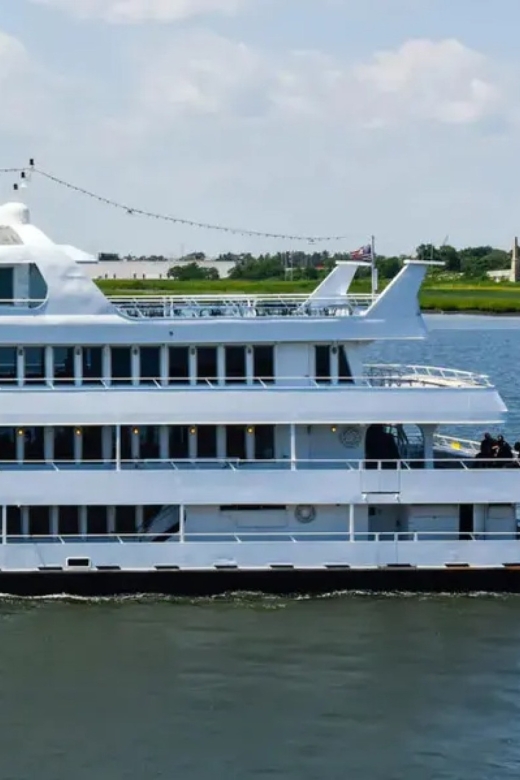 NYC: July 4th Fireworks Party Cruise with BBQ Buffet & Bar - The open bar and the DJ-led party