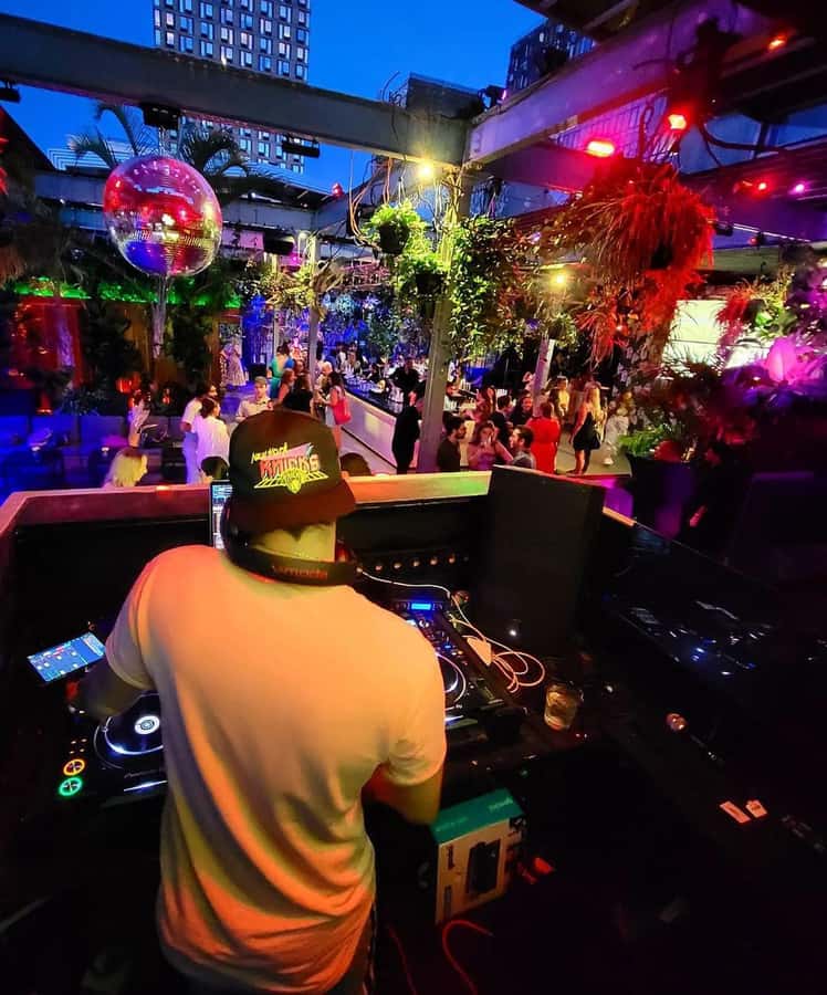 NYC Pub Crawl and Rooftop Clubbing Experience - Four stops, one organized night out