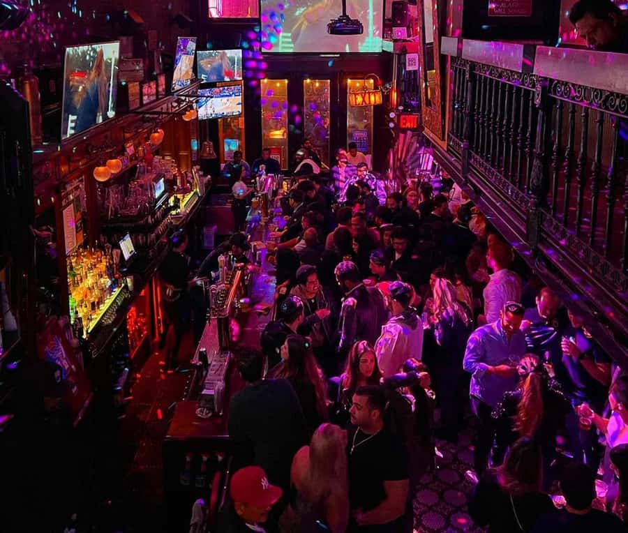 NYC Pub Crawl Experience - Four bars and clubs in three hours