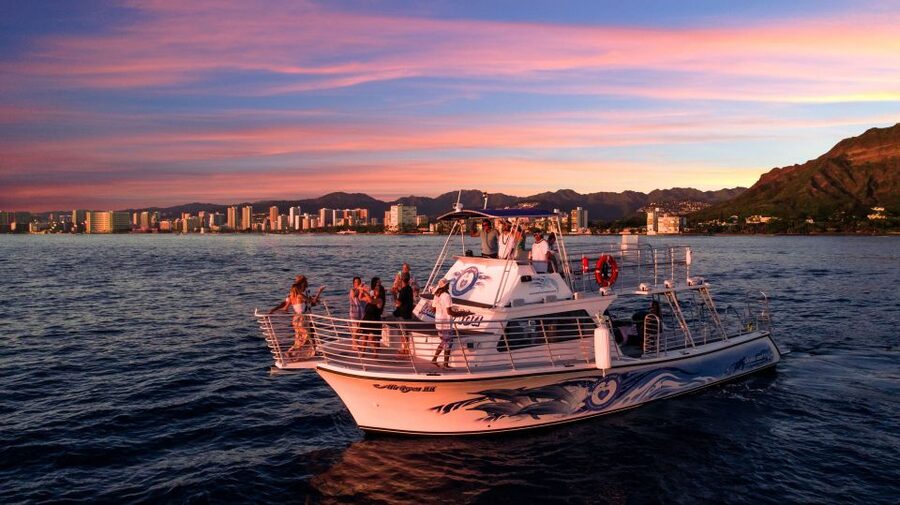 Oahu: Premium Waikiki Sunset Party Cruise with Live DJ - The crew and the social side