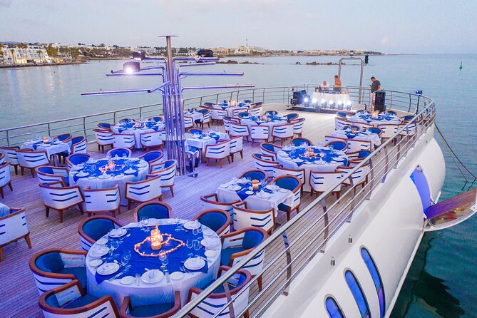 Ocean Vision: Show & Dance Night with buffet, open bar & transfer - Live shows, singers, and the evening program