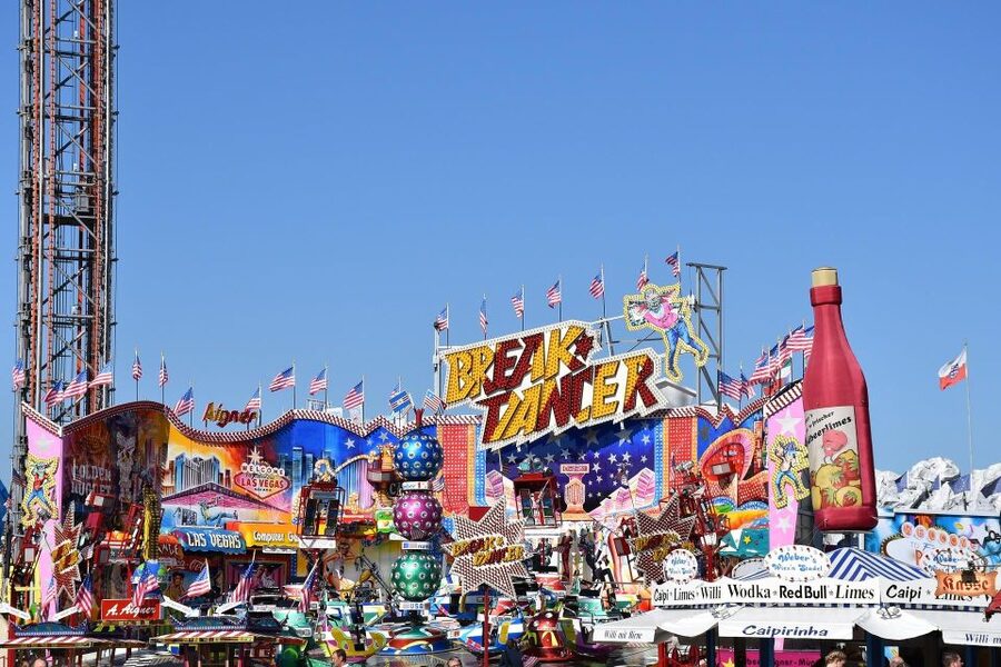 Oktoberfest Munich: Lunch/Dinner table reserv. big beer tent - The traditional ten-person table
