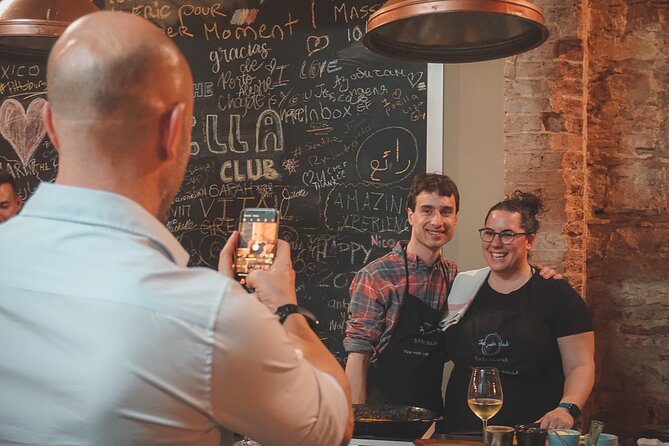 Paella Experience and Bottomless Wine in Barcelona - A Barcelona dinner that starts with Cava