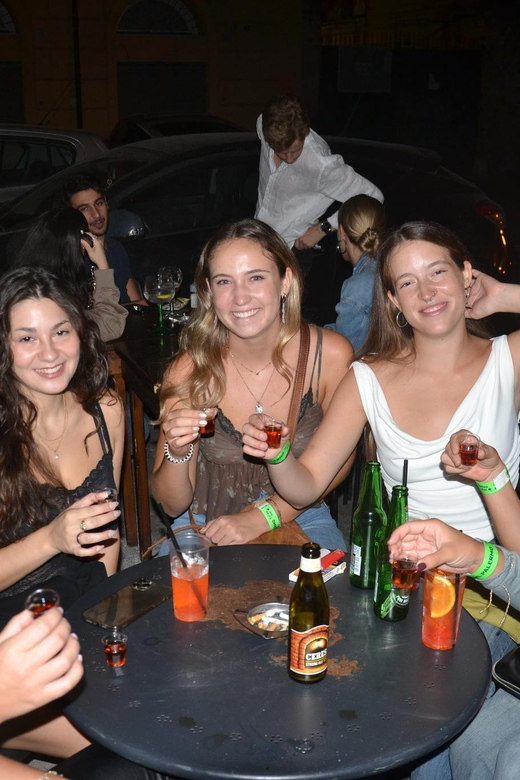 Palermo: Guided Bar Crawl with Shots and Discounts on Drinks - Starting at Finch Lounge at 21:30