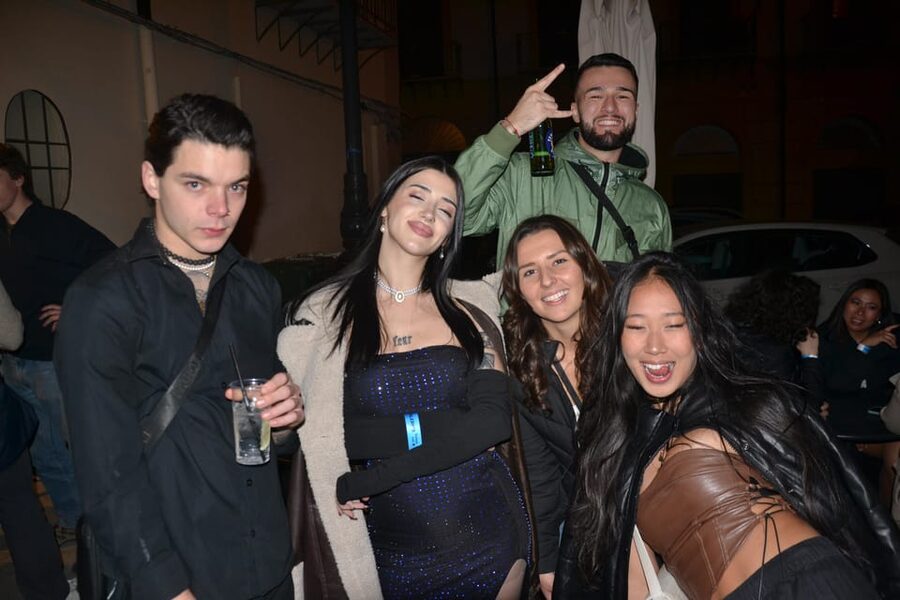 Palermo: Guided Bar Crawl with Shots and Discounts on Drinks - Solo visitors, couples, and groups