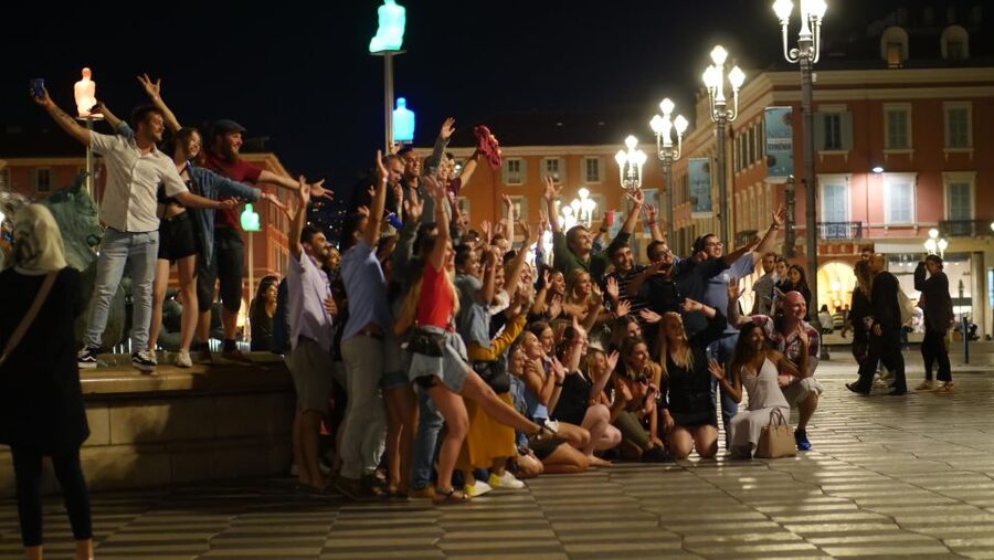 Paris: Guided New Year's Eve Bar Crawl with Drink - Key points at a glance