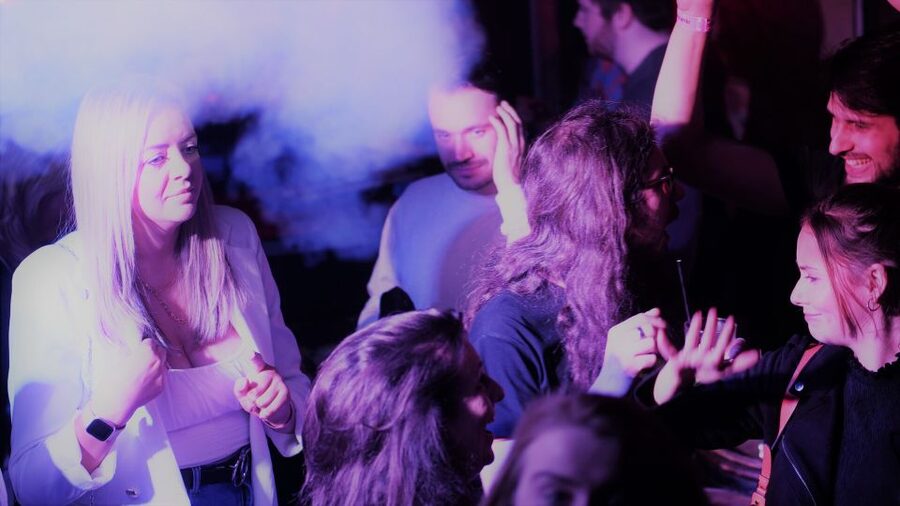 Paris: Latin Quarter Guided Pub Crawl to Bars and Clubs - VIP entry at the final nightclub