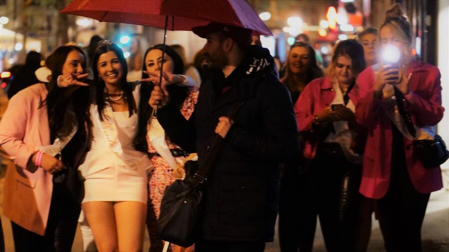 Paris: Latin Quarter Guided Pub Crawl to Bars and Clubs - What the guides add to the evening