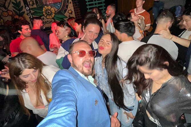 Party Crawl: 6 Nightclubs, DiscoTruck, AfterParty, 1h Openbar pub - The Chiva Rumbera ride through Bogotá