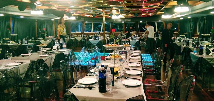 Pattaya: All Star Dinner Cruise, Cabaret Show & Beer Buffet - Dinner with Pattaya Bay outside the windows