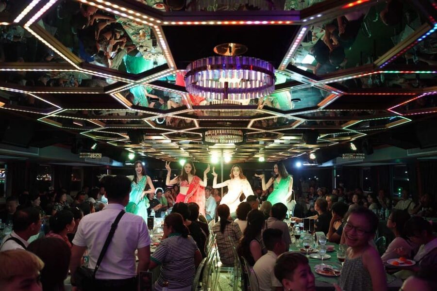 Pattaya: All Star Dinner Cruise, Cabaret Show & Beer Buffet - The final disco set and the return to the pier
