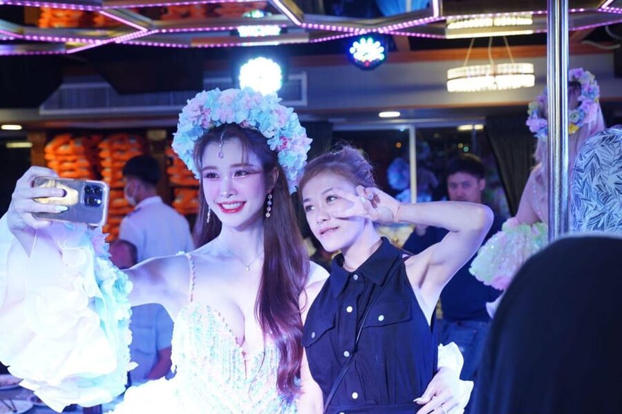 Pattaya: All Star Dinner Cruise, Cabaret Show & Beer Buffet - A welcome dance and the first look at the buffet
