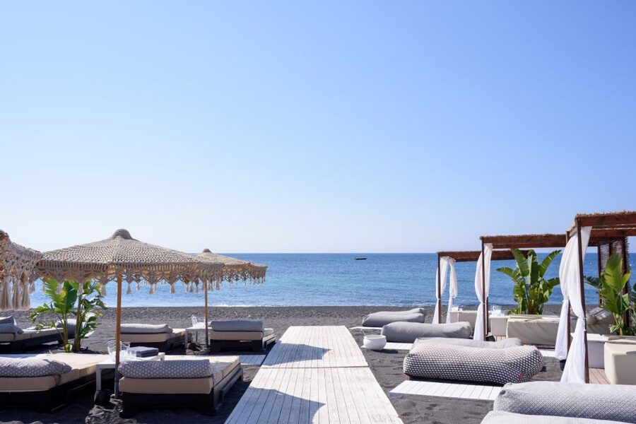 Perivolos Beach: Sun-Bed Experience FortyOne Bar Restaurant - Sunbeds, Cabanas, and the Value of Front Row